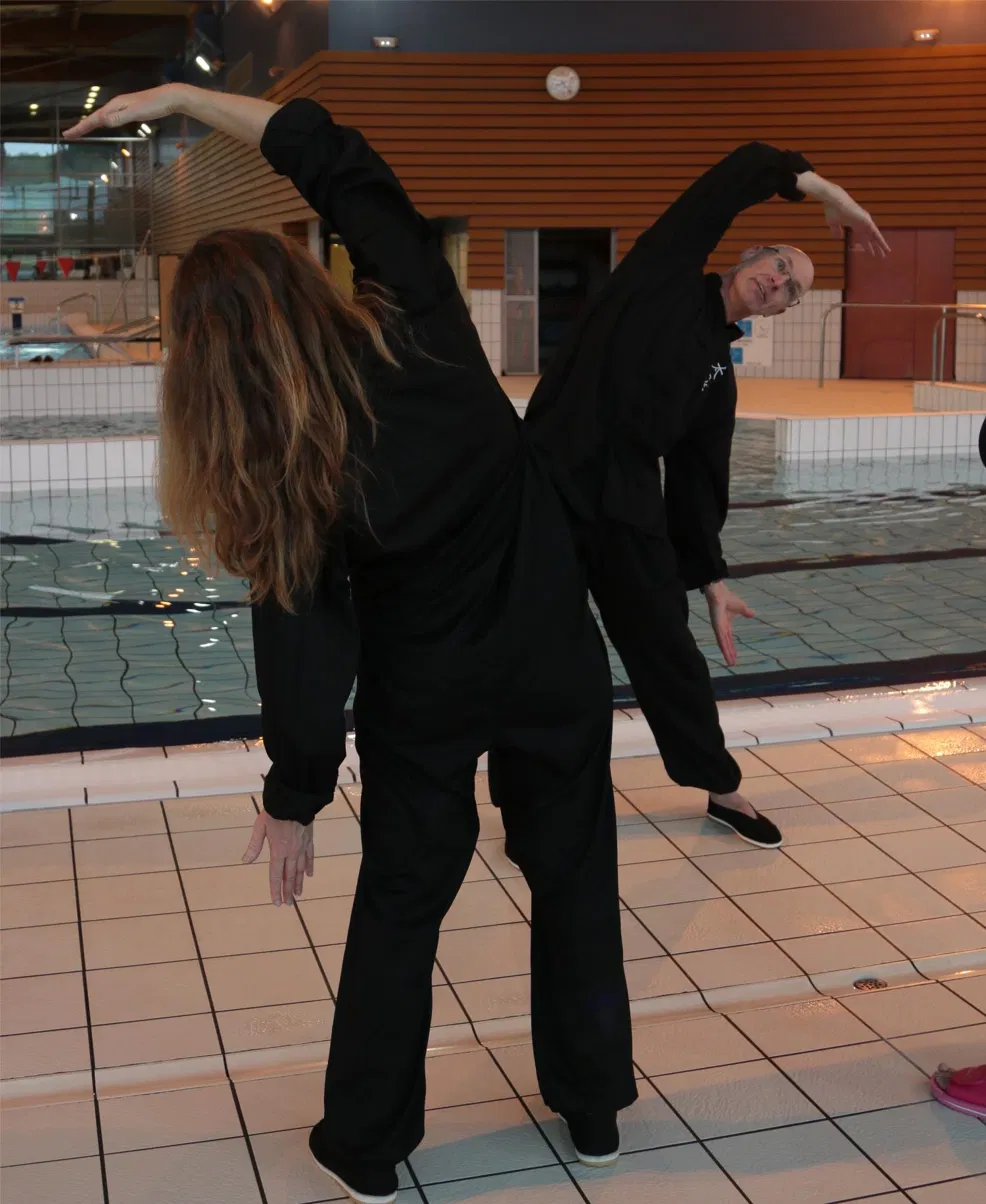 Sylvie et David Mesmacque en Qi-Gong, mouvement en miroir au bord du bassin
