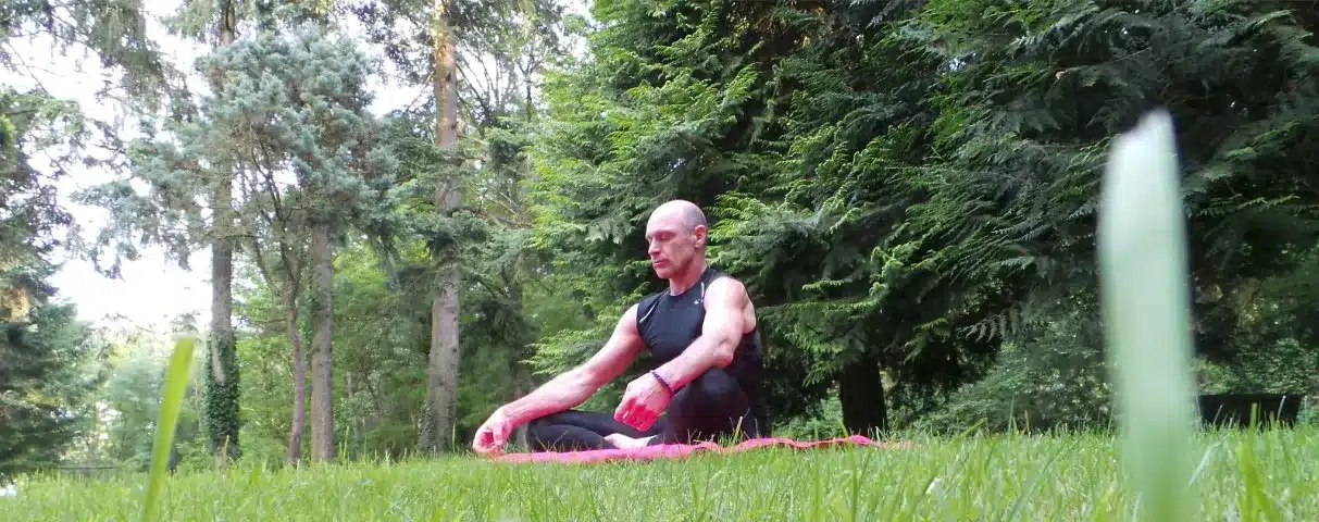 David Mesmacque en méditation dans la nature, Domaine des Dragons d'Eau